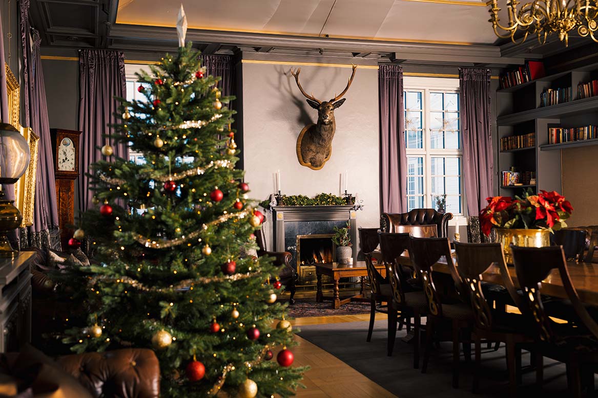 Juletre i biblioteket på Dr. Holms Hotel på Geilo